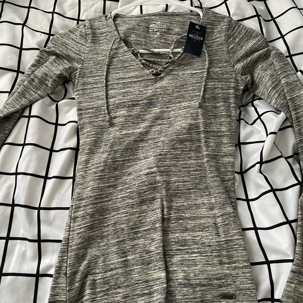 gray hollister shirt with crossy top